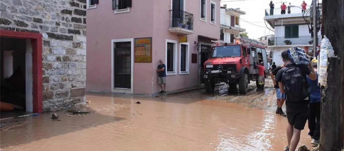 Ομάδα νεαρών από το Μάτι προσφέρει βοήθεια στους πληγέντες της Εύβοιας